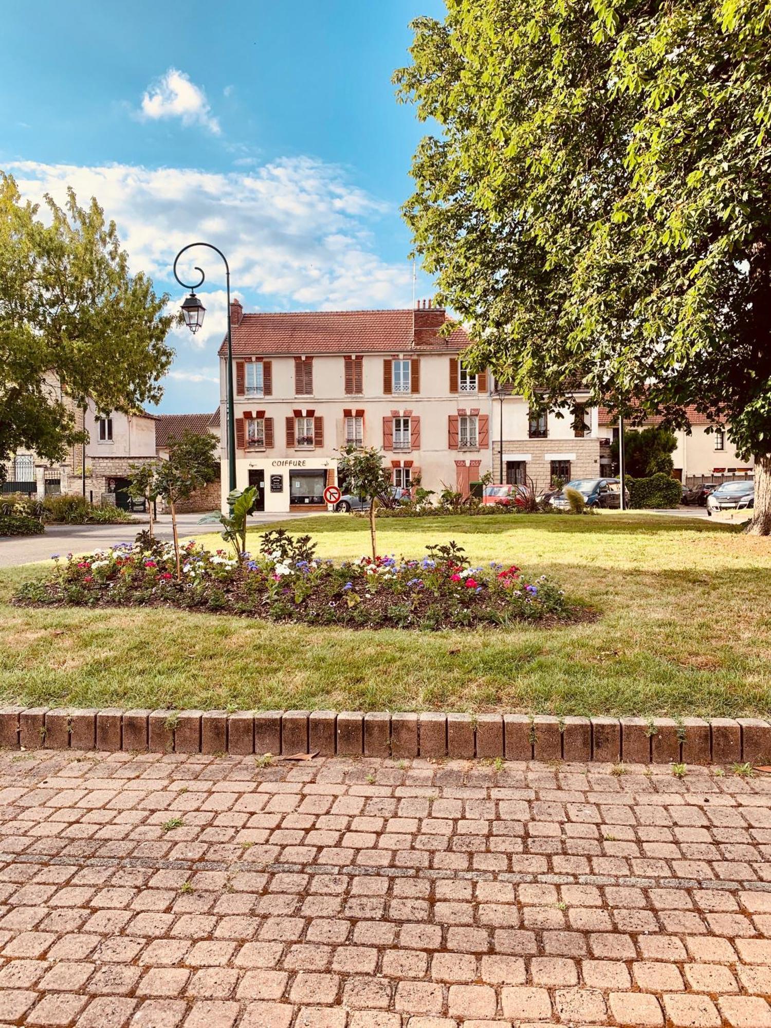 Joli appartement à Lamorlaye avec parking gratuit Exterior foto